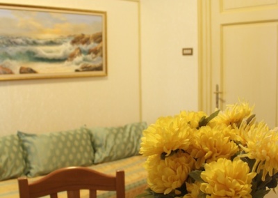 Small room with dining table