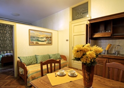 Small room with dining table